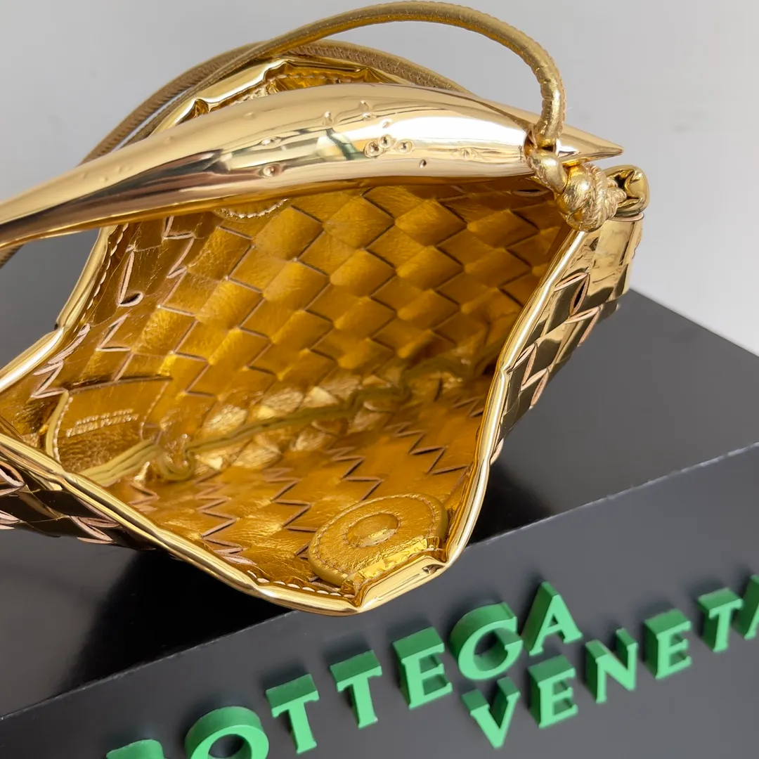 Batch of 1260 BV Mini Sardine is coming‼ ️Super high-end, stainless steel hardware + 24k real gold plating process, fish scales (concave and convex positions) are the finishing touch, the sardine bag that can be carried cross-body is completely beautiful to the heart. The metal element handle and the weaving are perfectly combined to completely integrate the artistic sense and elegance and fashion. It is really like a work of art🏺The large size is elegant, the small size is exquisite and cute, a must-have item for fashionistas, and the details are perfectly reproduced. Style number: 744267 Size 20*12*2.5